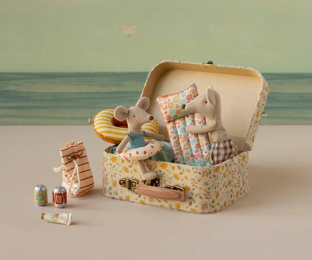 Maileg Bag with Beach Essentials, Mouse - Image 3